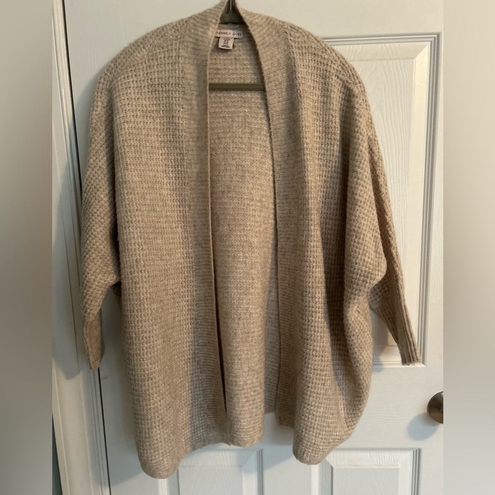 Neutral cream/stone waffle design cardigan w/ ribbed trim.